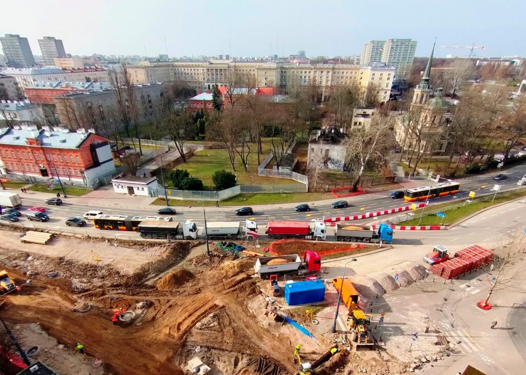 Dokorkowanie na ulicy Waryńskiego. Autobus ostrożnie omija ciężarówki.