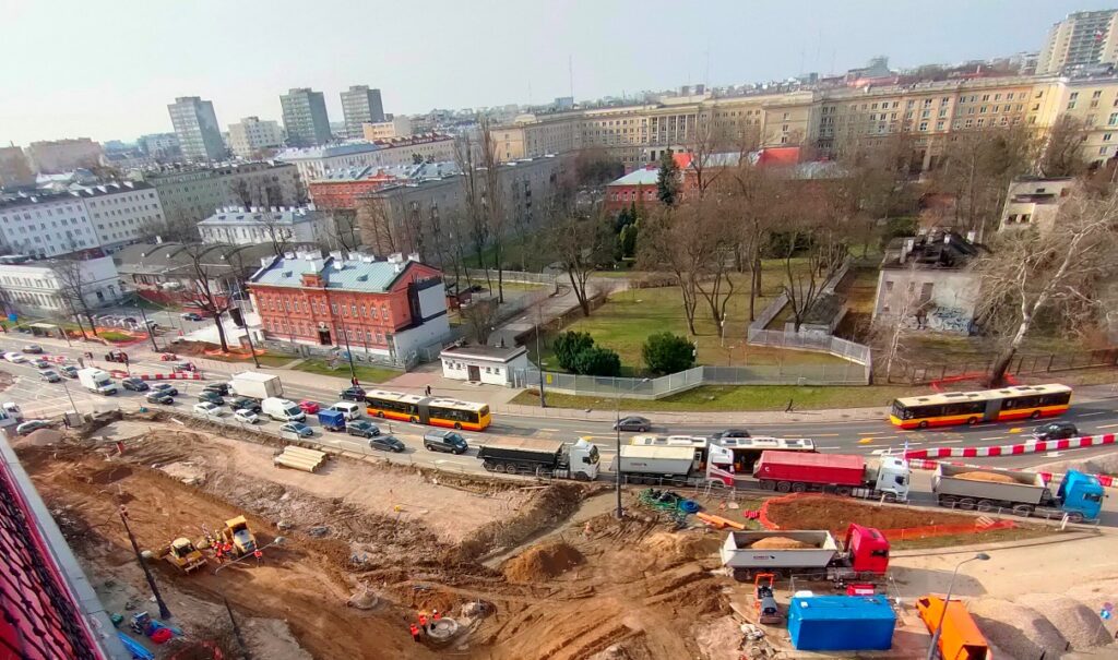 Dokorkowanie na ulicy Waryńskiego. Ciężarówki stojące na zwężonej ulicy Waryńskiego